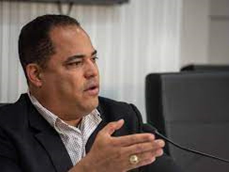 Senador Carmelo Ríos.