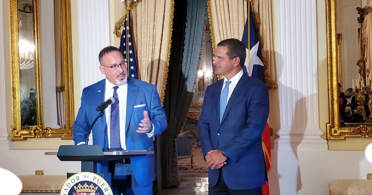 Gobernador Pierluisi junto al Secretario del Departamento de Educación de Estados Unidos, Miguel Cardona
