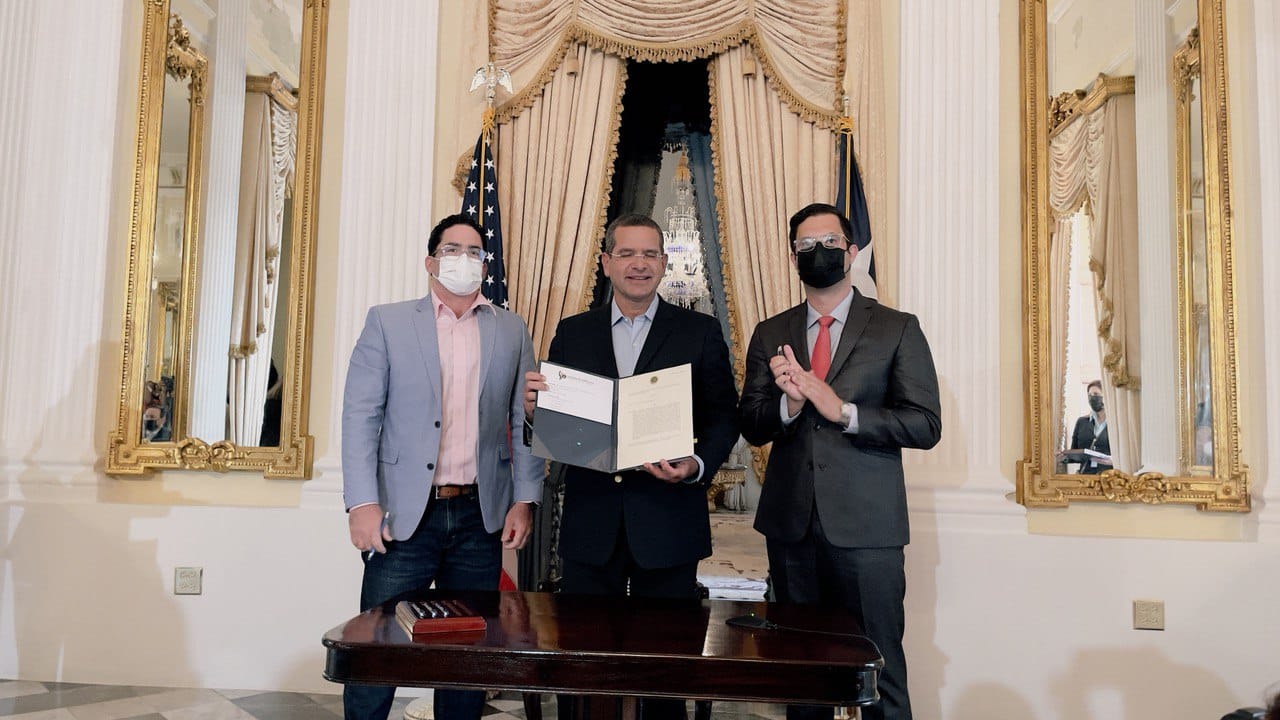 Gobernador convierte en ley aumento al salario mínimo