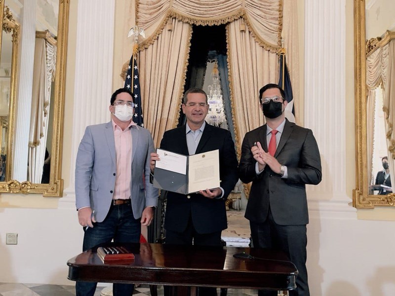 Gobernador convierte en ley aumento al salario mínimo