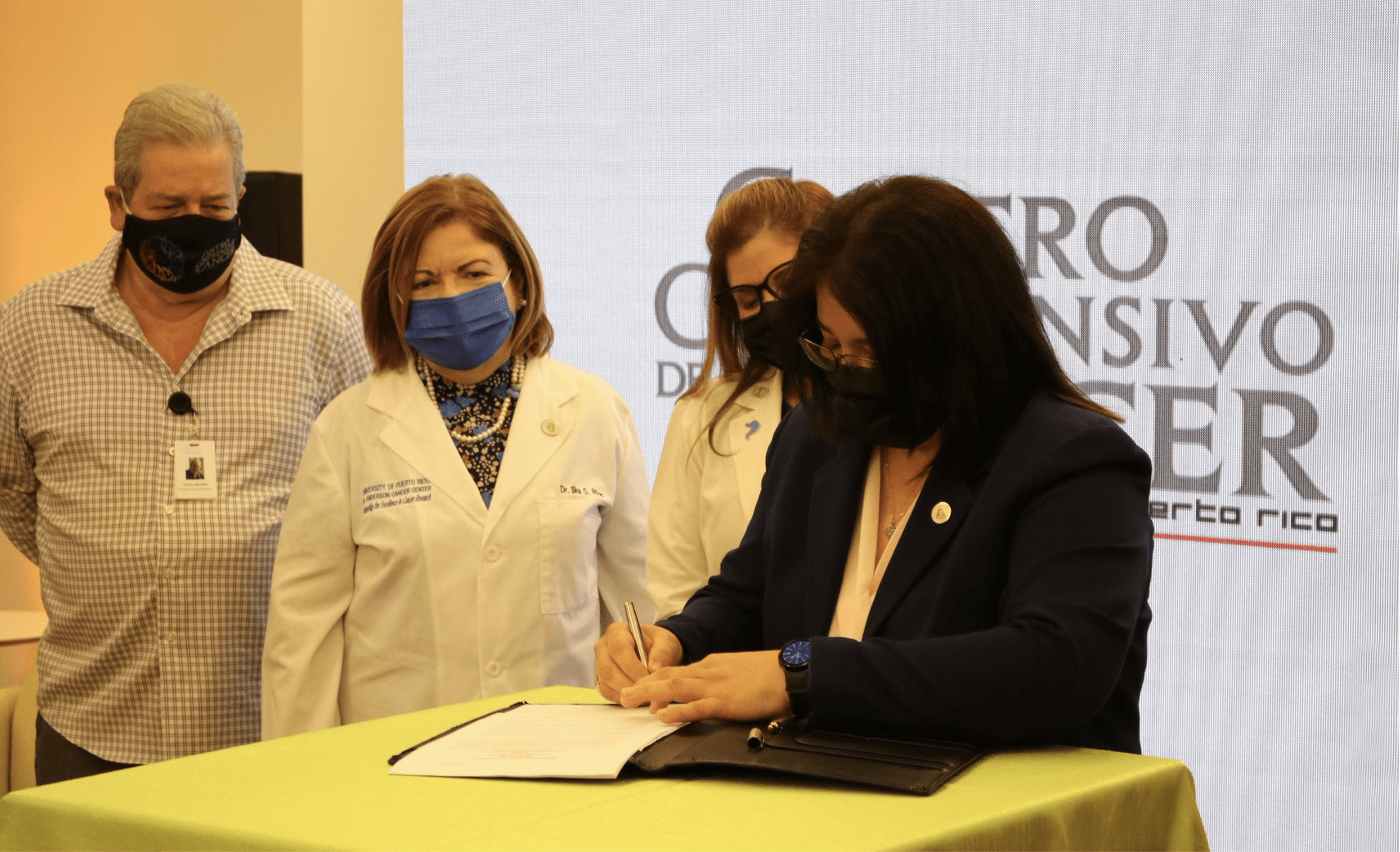 SAN JUAN (CyberNews) – El Centro Comprensivo de Cáncer en Puerto Rico (CCCUPR) y la Universidad de Puerto Rico establecieron este jueves un acuerdo colaborativo para promover la investigación científica, con el fin de cumplir con la política pública que creó el CCCUPR en 2004 y de cara a una futura designación como Centro Comprensivo de Cáncer por parte del Instituto Nacional de Cáncer de Estados Unidos.