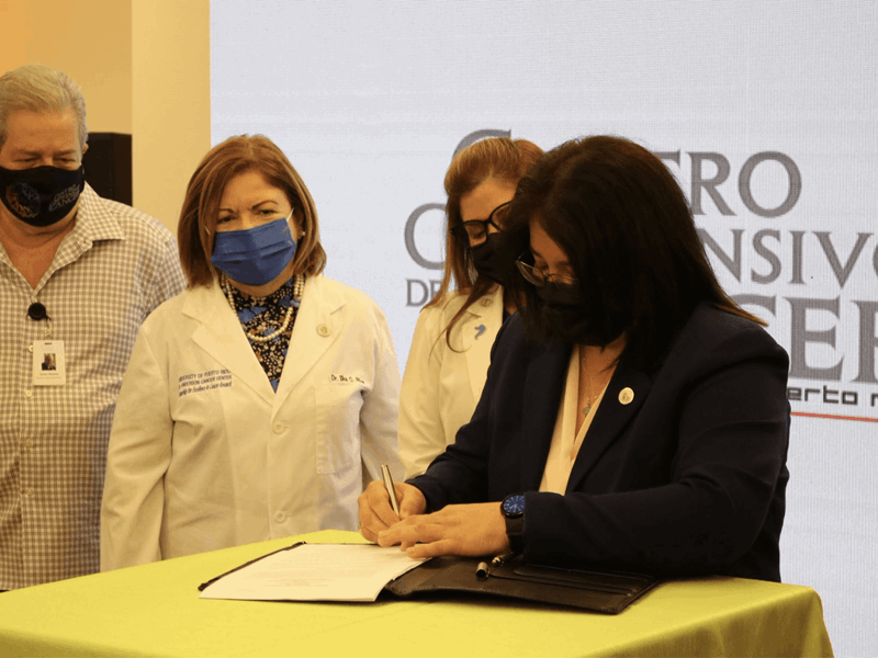 SAN JUAN (CyberNews) – El Centro Comprensivo de Cáncer en Puerto Rico (CCCUPR) y la Universidad de Puerto Rico establecieron este jueves un acuerdo colaborativo para promover la investigación científica, con el fin de cumplir con la política pública que creó el CCCUPR en 2004 y de cara a una futura designación como Centro Comprensivo de Cáncer por parte del Instituto Nacional de Cáncer de Estados Unidos.