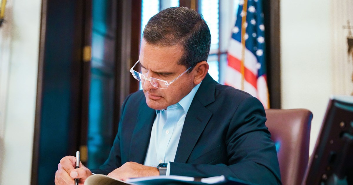 Gobernador firma OE para salario mínimo de $15 por hora en proyectos de construcción pagados con fondos federales