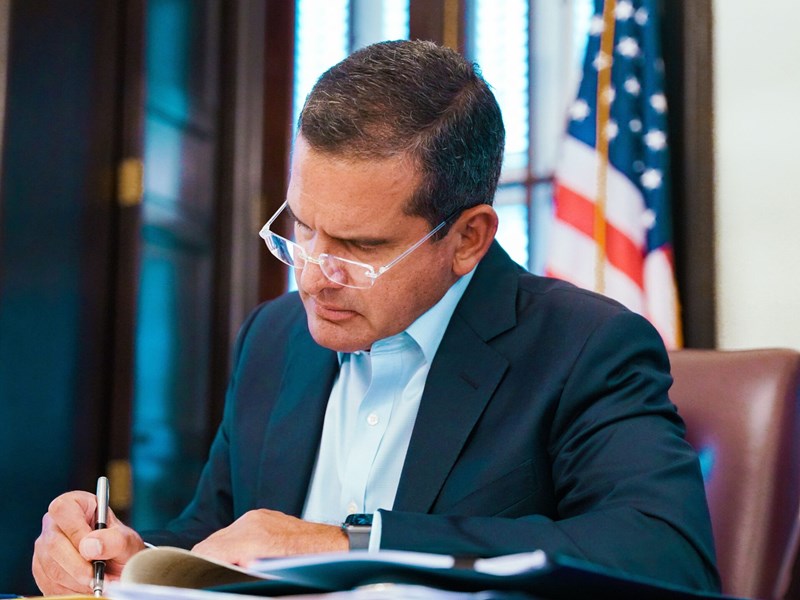 Gobernador firma medida relacionada al uso de medicamentos con opioides