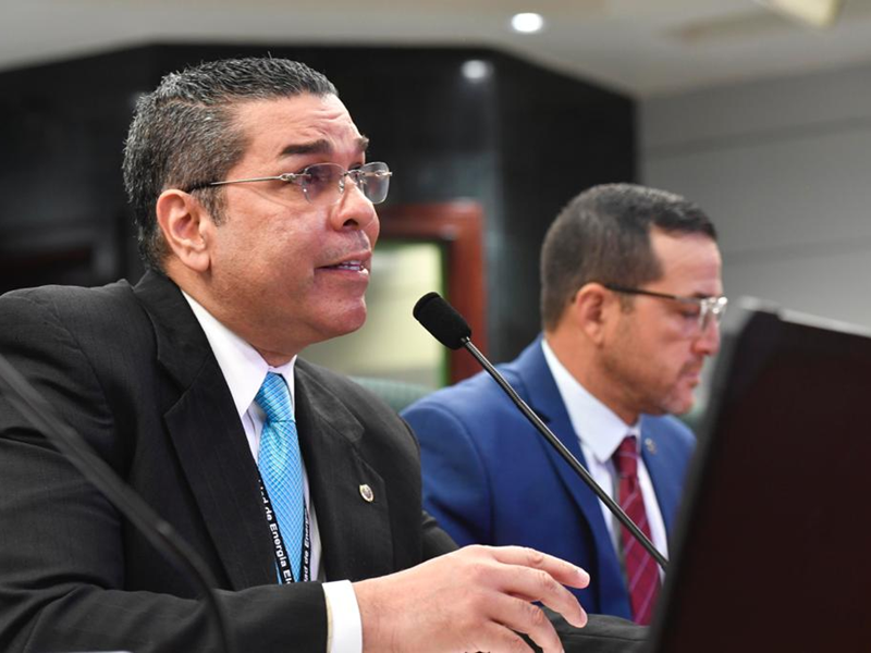 EL CAPITOLIO (CyberNews) – El director ejecutivo de la Autoridad de Energía Eléctrica (AEE) Josué Colón Ortiz dijo el jueves en vistas públicas que, aunque se emitía deuda, no se modificó la tarifa fija relacionada a los gastos operacionales de la AEE desde 1989 hasta 2009 y por tal razón, ocurrió un déficit operacional en la corporación.